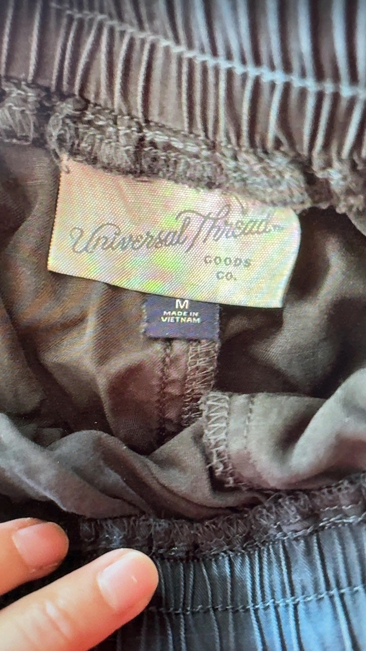Universal Thread Shorts / Size: M