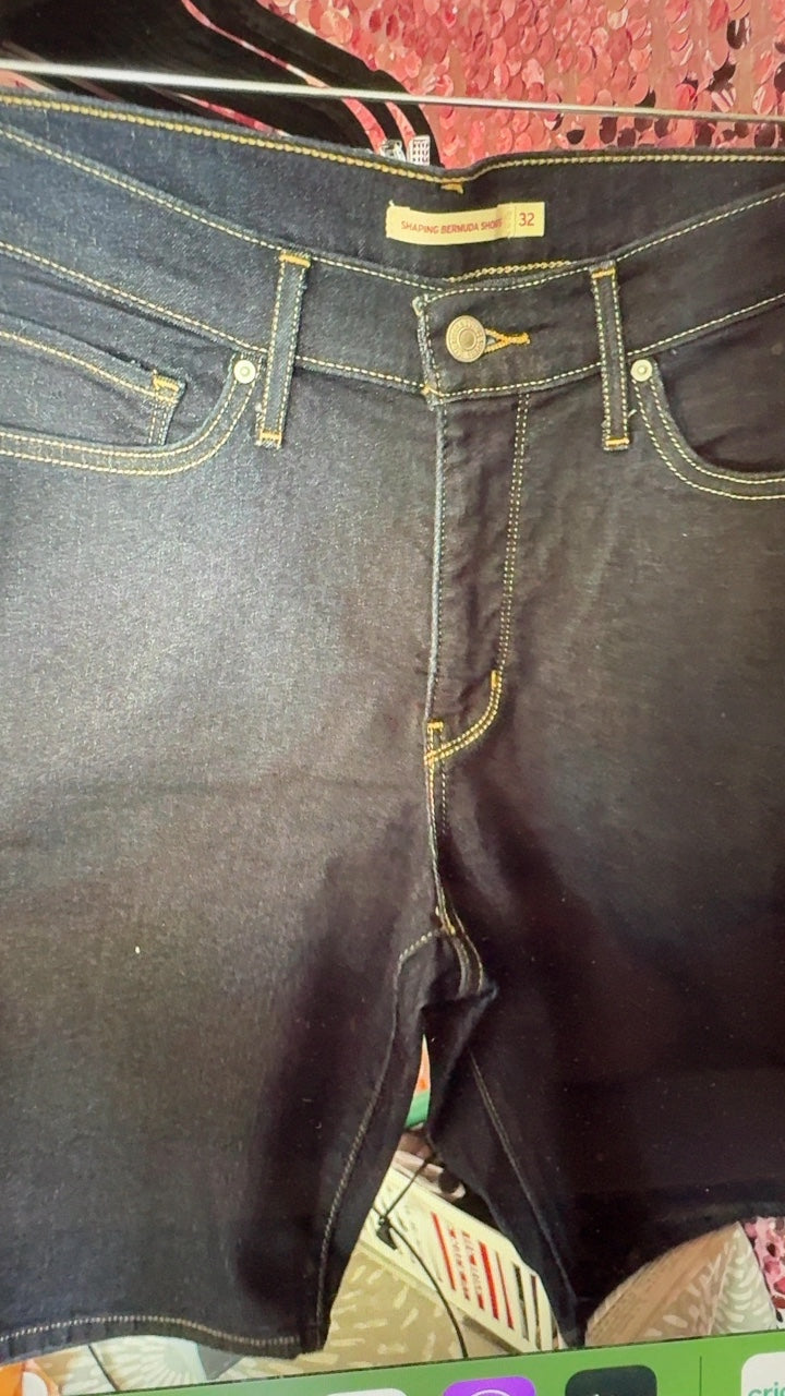 Levi Bermuda Shorts / Size: 32/14/L