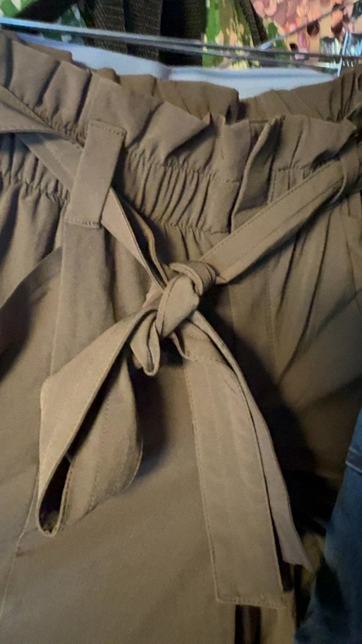 Athleta Paper Bag Waist Pants / Size: 10/M