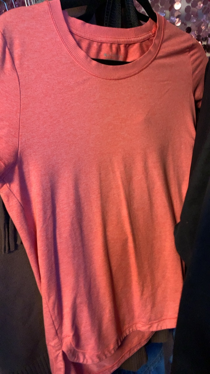 Athleta Activewear Shirt in Coral / Size: S