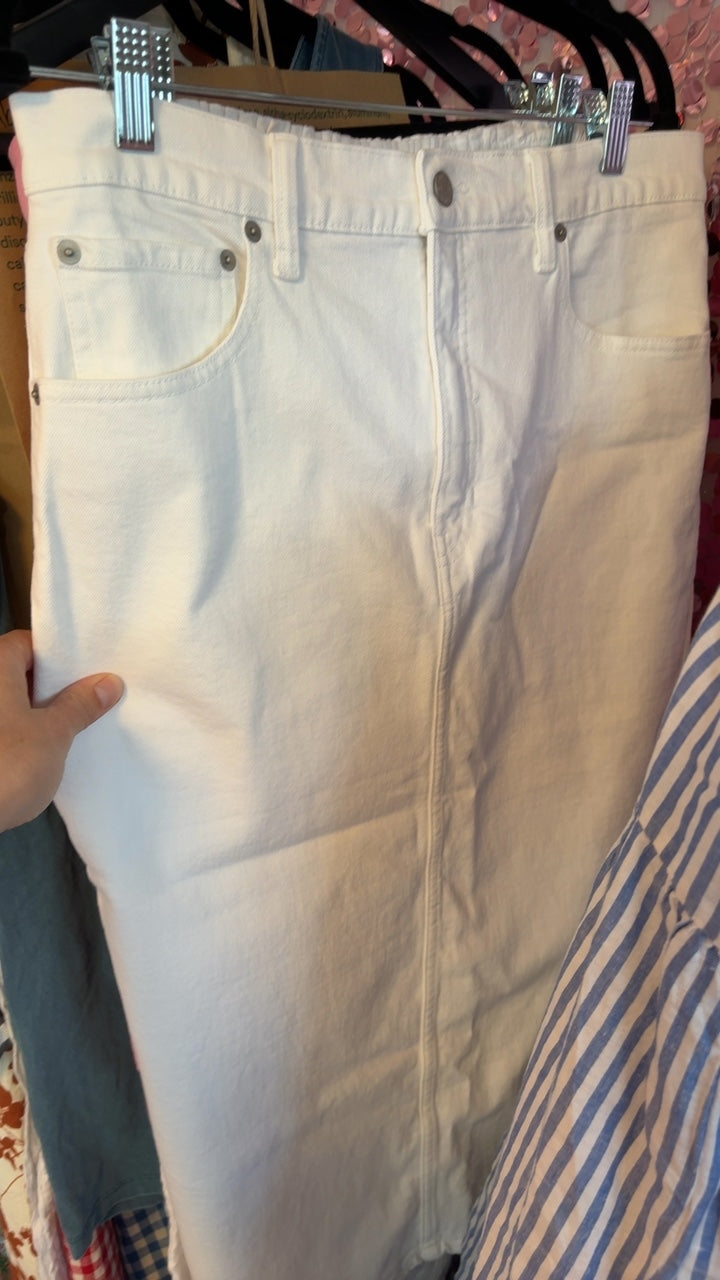 Banana Republic White Denim Skirt / Size: 12/L