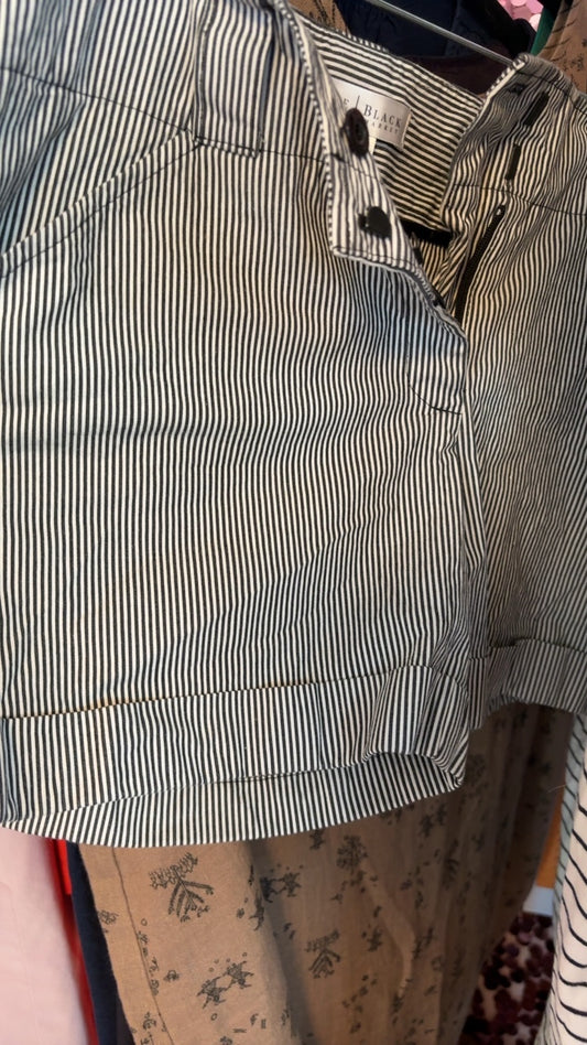 White House Black Market Shorts / Size: 4/S