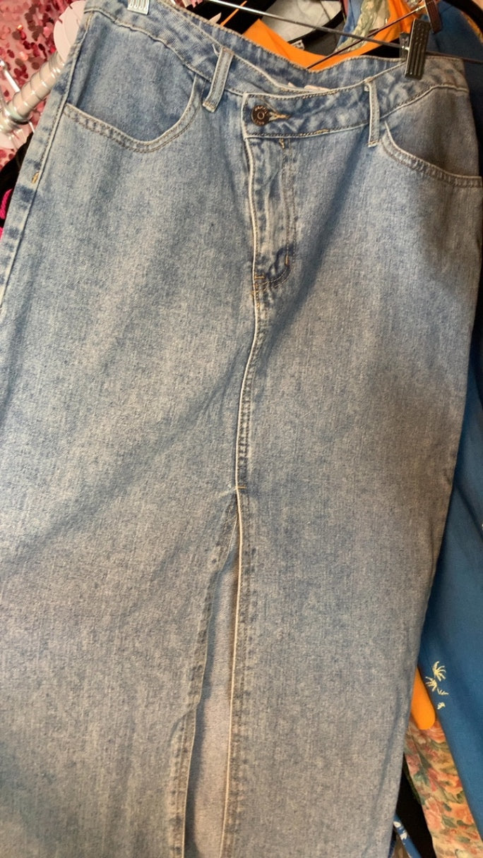 Happily Grey Denim skirt / Size: 7/27