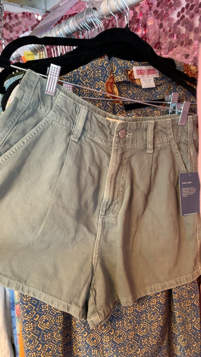 Universal Thread Shorts / Size: 6