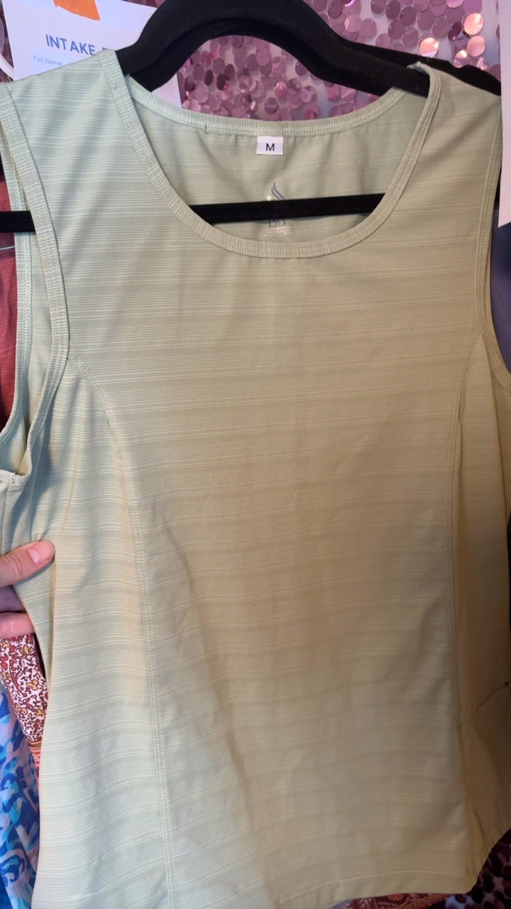 Isis Activewear Tank / Size: M