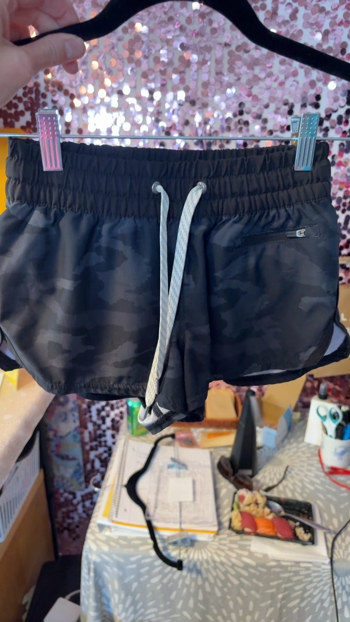 Vuori Shorts / Size: XS