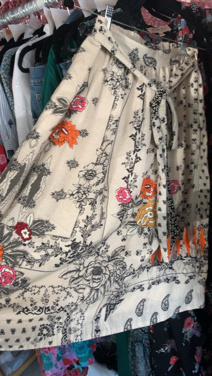 Vineet Bahl Embrodery Skirt / Size: XS
