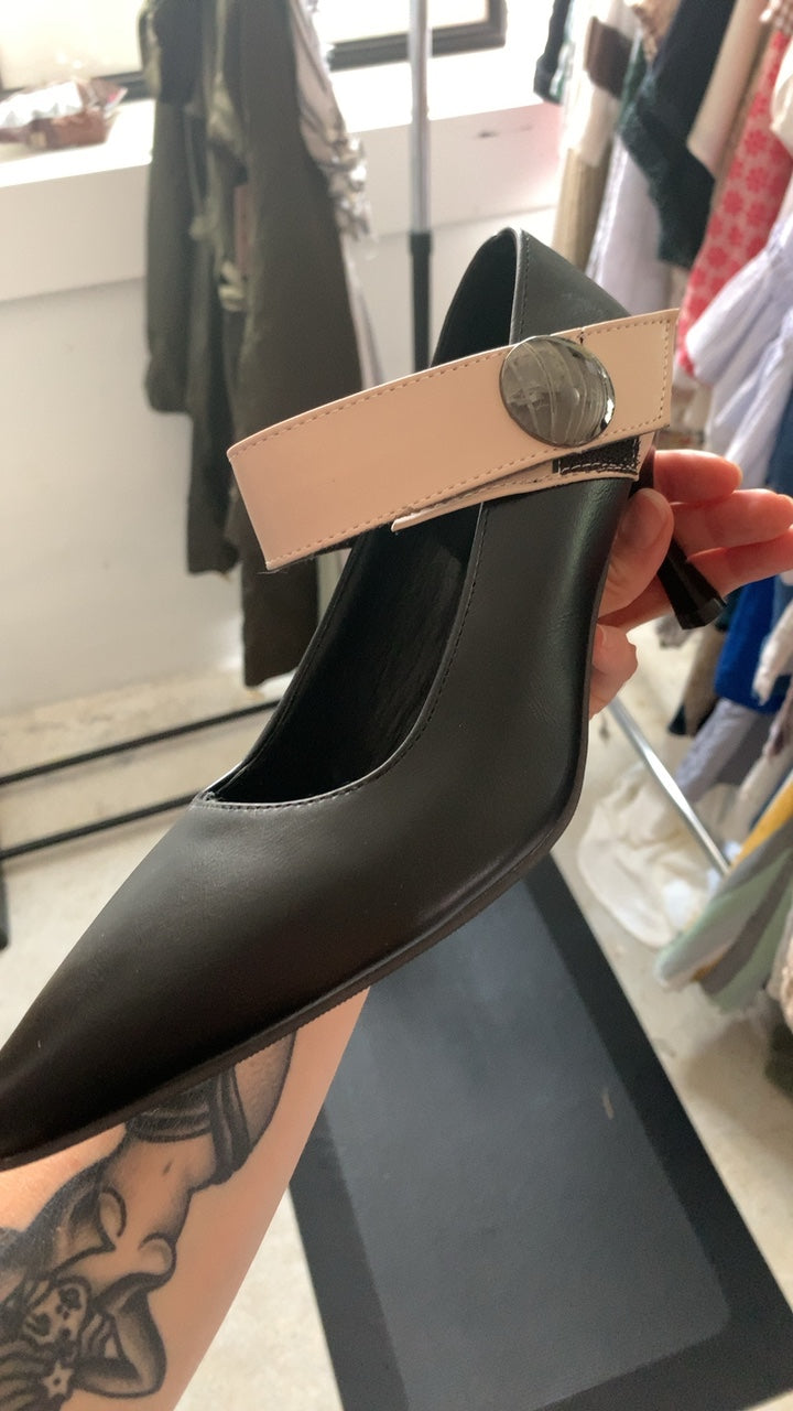 Black khaki strap Shoes / Size: 38/7.5