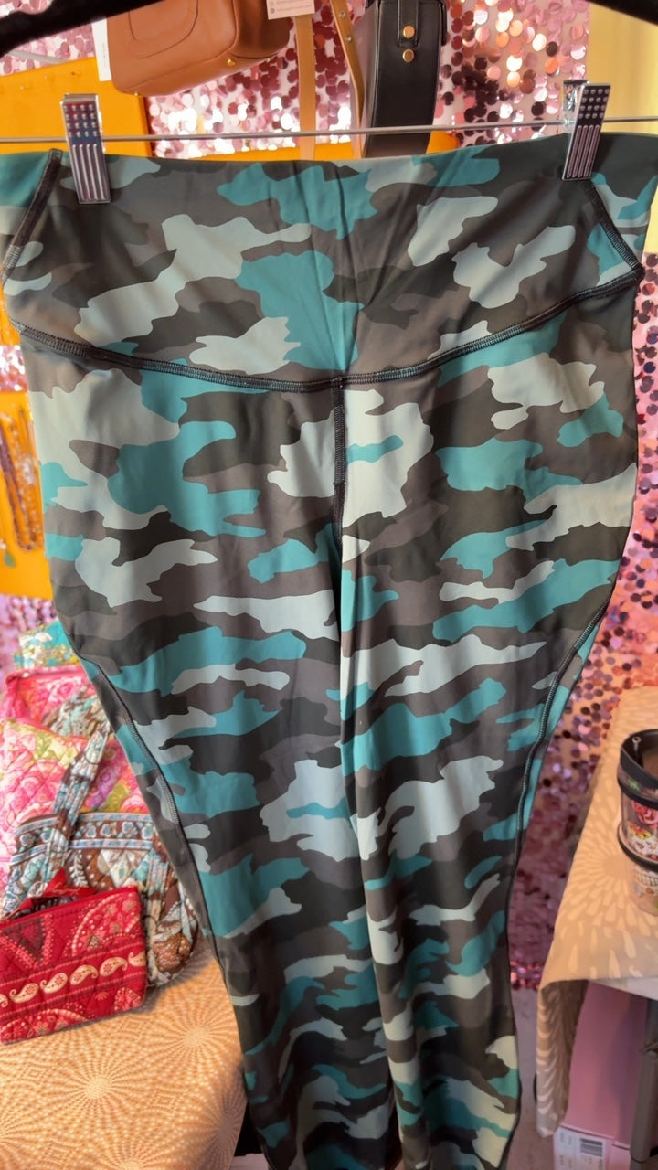 Lululemon Camo Leggings / Size: 10/M