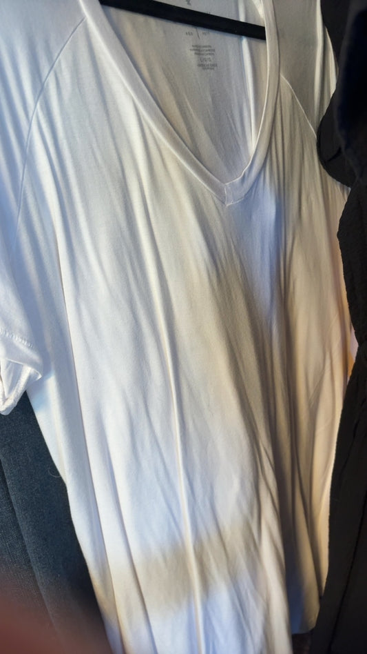 American Eagle V Neck Shirt / Size: L