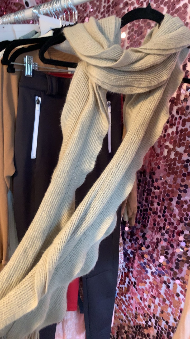 Renees NYC ruffled Scarf / Size: