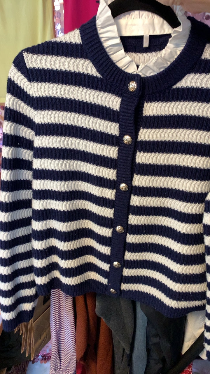 Goella Ruffle & Large Button Sweater / Size: S
