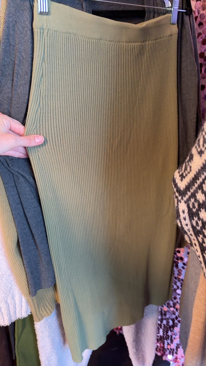 Line and Dot Ribbed Knit Skirt / Size: M