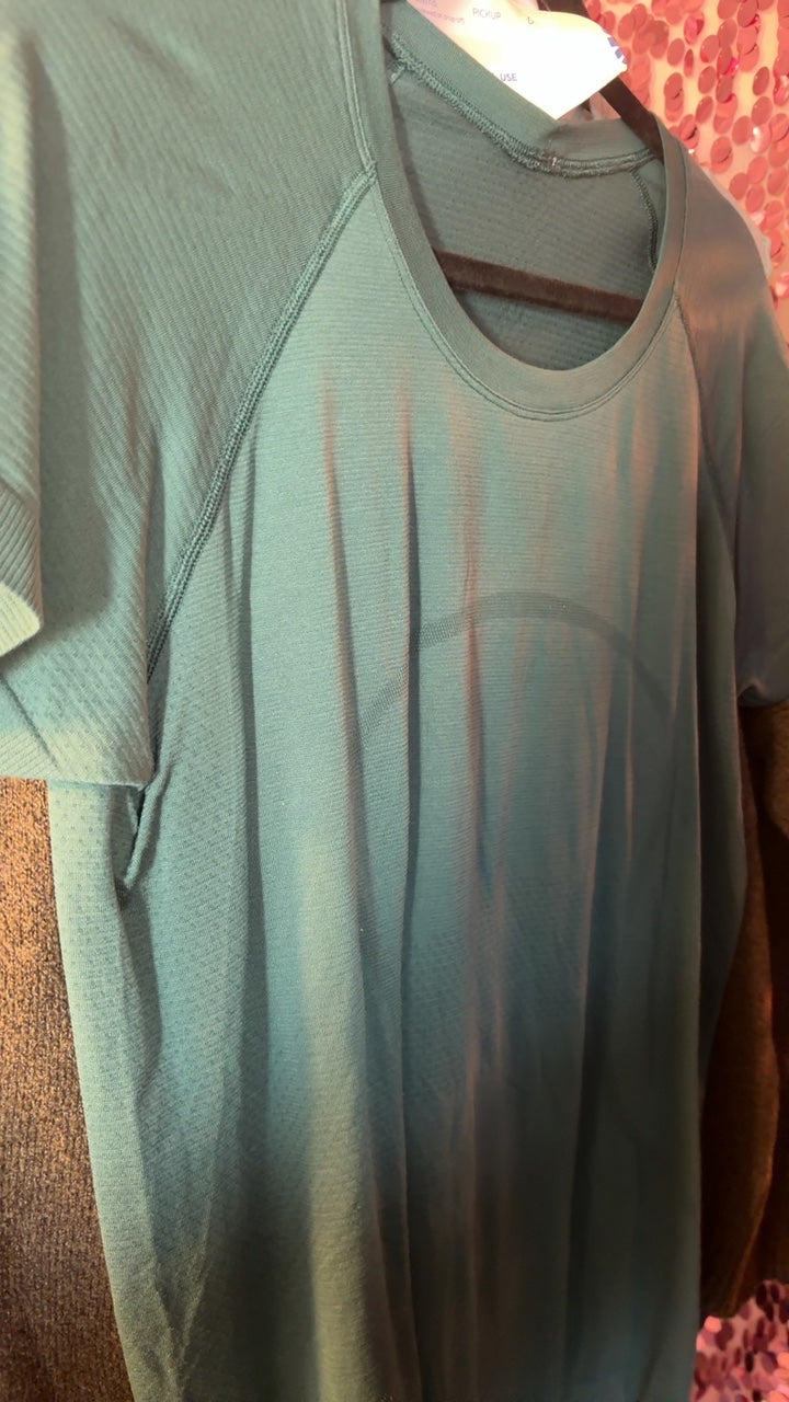 Lululemon Shirt in Green / Size: XL