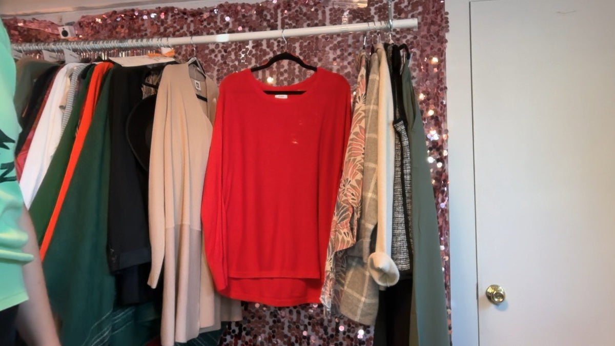 Crown & Ivy Side Button Sweater in Red / Size: XXL