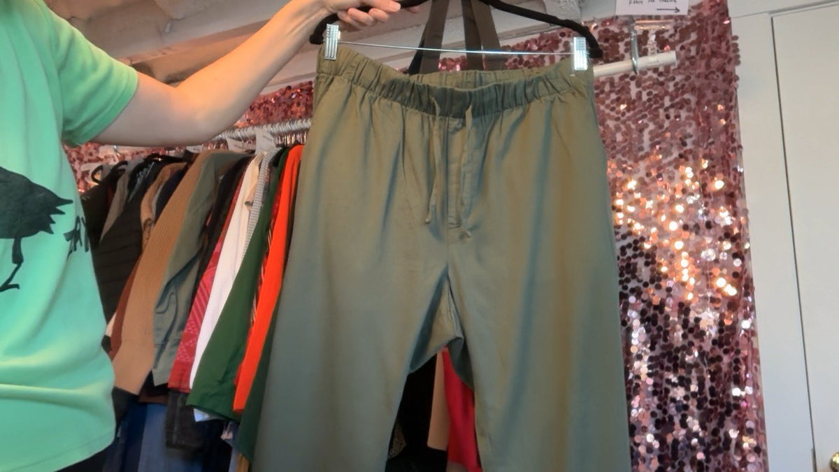 GAP Easy Pant in Green / Size: LP